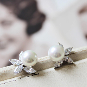 Eleganti Orecchini a Perno in Stile Coreano con Perle Finte e Motivi Floreali, Gioielli Chic Francesi Minimalisti per Donna, Uso Quotidiano e Regalo - Product Image 1