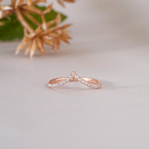 Élégante bague en or rose en forme de V avec diamants pour femme, alliance chevron minimaliste, bijou de mariée empilable, bague de doigt - Product Image 1
