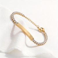 Bracelet en acier inoxydable plaqué or 18 carats gravé sur mesure, barre incurvée avec zircon, bijoux hypoallergéniques, cadeau personnalisé pour femmes