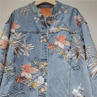 Veste en jean pour femme, collection automne 2026, vente en gros, avec appliques perlées, broderie florale 3D, sans col, coupe carrée, poignets en velours, doublure couleur rouille, style oversize