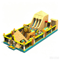 Parcours d'obstacles gonflable géant sur le thème de l'Égypte ancienne avec toboggans, tente pyramide gonflable, trampoline et jouets éducatifs souples