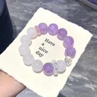 Bracelet en perles de cristal d'améthyste fantôme blanc naturel, fait main, avec impression en relief, design minimaliste unique pour femme, attire l'attention