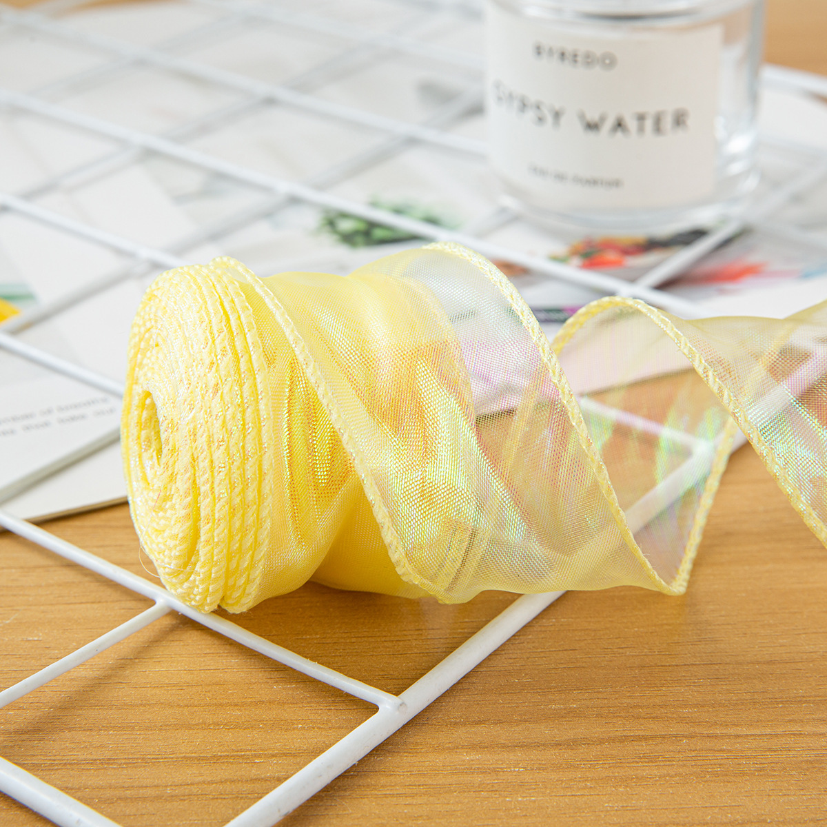 ผ้าทูลล์เมอร์เมดสีเหลืองเลมอนเหลือบมุก ขนาด 4 ซม. ยาว 10 หลา (ม้วน)