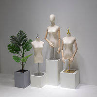 Maniquí de Mujer para Alta Costura, Torso Cubierto de Lino, con Base Dorada y Brazos de Madera, para Exhibición en Vitrinas