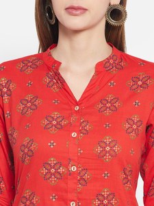 Collection de vêtements ethniques tendance et élégante 2024, imprimé Bandhani rouge, col rabattu, manches 3/4, tissu en rayonne teint, coupe A-line - Product Image 4
