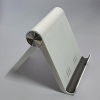 Support portable et pliable en matériau ABS ; adapté à une utilisation sur bureau et compatible avec les smartphones et les tablettes.