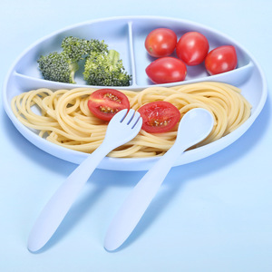 Set de alimentación de silicona para bebés con babero, plato, tazón, cuchara y tenedor para bebés de 0 a 12 meses - Product Image 3