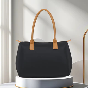 กระเป๋าโท้ทผู้หญิง ดีไซน์ซิปเก๋ หนัง PU ลาย Saffiano สไตล์ลำลอง พร้อมสายโซ่และซับในไนลอน เหมาะสำหรับไปเรียน ท่องเที่ยว และช้อปปิ้ง - Product Image 4