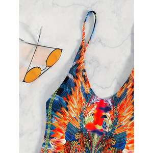 <span class=keywords><strong>Combinaison</strong></span> une pièce moulante pour <span class=keywords><strong>femme</strong></span> à fines bretelles, imprimé plumes abstrait vibrant, décolleté plongeant, coupe haute, style plage - Product Image 4