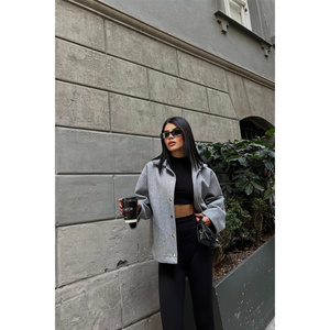 Chaqueta Camisera de Cachemira Gris para Mujer con Detalles de Bolsillos Laterales - Product Image 2