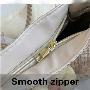 Bolso de hombro de paja tejido a mano para mujer, moderno y de moda para la playa. - Product Image 5