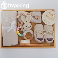 Cadeau en peluche de luxe animal en peluche lapin fait à la main avec accessoires en coton biologique comprenant un hochet, un anneau de dentition et une boîte à souvenirs