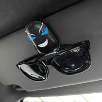 Support magnétique en cuir PU de qualité supérieure pour lunettes de soleil et cartes, motif visage amusant, pour pare-soleil de voiture, échantillon rapide
