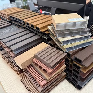 Planche de terrasse composite WPC en chêne multicouche moderne pour extérieur, installation T&G, panneau de revêtement de sol imperméable et antidérapant pour salon et parc - Product Image 1