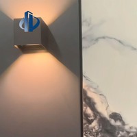 Porte d'entrée simple de sécurité en aluminium moulé, style luxe léger chinois, avec panneau latéral à texture marbre personnalisée, pour une maison, une conception unique
