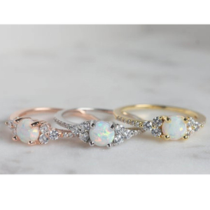 Anillos Delicados de Plata de Ley 925 con Baño de Oro de 14K y Ópalo de Fuego Blanco Sintético Redondo con Tres Piedras - Product Image 2