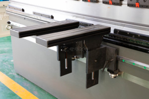 Nouvelle presse plieuse électro-hydraulique 6+1 axes 125T2500 DA66T pour tôles métalliques, personnalisée - Product Image 4