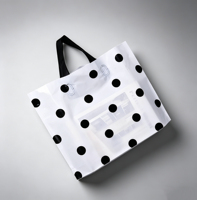 Sacs fourre-tout en plastique imprimés en gros avec logo personnalisé et poignée découpée pour les magasins de chaussures, de vêtements, les boutiques et l'emballage cadeau