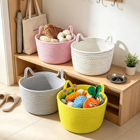 Panier de rangement rond en corde de coton gris tressé avec poignées en forme d'oreilles de chat pour organiser les petits objets sur le bureau