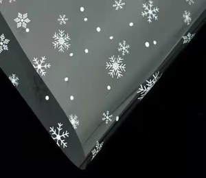 Papier d'emballage élégant à motif flocon de neige, nouveau design, motif floral personnalisé, imprimé à l'encre, film OPP imperméable - Product Image 6
