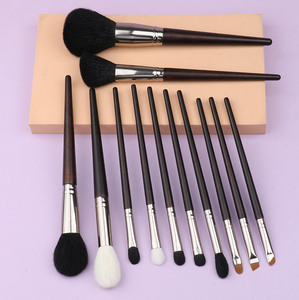 Juego de 12 brochas de maquillaje de pelo de cabra con mango de madera y virola de aluminio gruesa para rostro, ojos, polvos, base y sombra de ojos, personalizables - Product Image 4