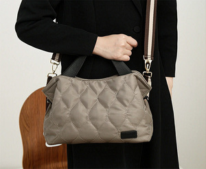 Bolso Tote para Mujer, Ligero, Moderno, Tipo Puffer, Bandolera, Bolso de Hombro, Acolchado - Product Image 5