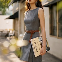 Robes pour femmes : Robe blazer sans manches style preppy, décontractée et professionnelle, cintrée à la taille, longueur midi, tendance été 2026