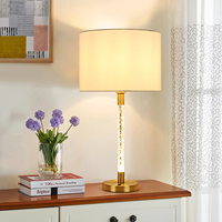 Lampe de table décorative classique avec ampoule E26/E27, corps en cristal assemblé, abat-jour en tissu, éclairage d'appoint