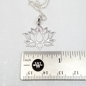 <span class=keywords><strong>Collana</strong></span> <span class=keywords><strong>di</strong></span> fiori <span class=keywords><strong>di</strong></span> <span class=keywords><strong>loto</strong></span> 316l in acciaio inox Pvd placcato oro 18k gioielli Yoga <span class=keywords><strong>collana</strong></span> <span class=keywords><strong>di</strong></span> <span class=keywords><strong>loto</strong></span> sacro <span class=keywords><strong>con</strong></span> pietra <span class=keywords><strong>di</strong></span> natale - Product Image 6