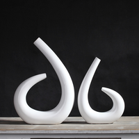 Vase Courbé Minimaliste Blanc Créatif, Ornements Artisanaux Modernes, Pièces Décoratives Élégantes pour la Maison, Parfaites pour l'Exposition