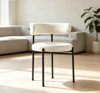Chaise de salle à manger en tissu bouclé, dossier rembourré, pieds en acier inoxydable, design minimaliste pour mobilier de salle à manger d'hôtel