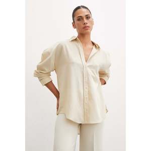 เสื้อเชิ้ตลายทางผ้าลินินผู้หญิงสีเบจติดกระดุมสไตล์มินิมอลสำหรับทุกวัน - Product Image 1