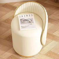 Tabouret de vanité de luxe à rayures verticales et dossier incurvé avec base en métal doré, tabouret de maquillage rotatif rembourré en cuir microfibre