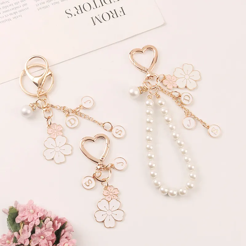 Individuelle Frauen Falsche Perlen perlen elegant Brief und Blume-Charme Schlüsselanhänger für Geschenke Geldbörsen Schultaschen Rucksäcke Koffer