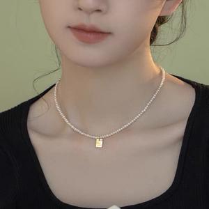 Collar de Perlas de Agua Dulce Naturales, Ligeras y Lujosas, con Letras Modernas, Colgante de Etiqueta, Collar de Perlas para Clavícula Extremadamente Pequeño - Product Image 1