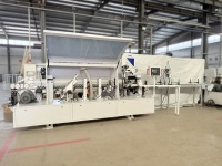 Machine automatique de chantournage en L pour le traitement des profils de bois, avec fonctions de collage et de pose de clous
