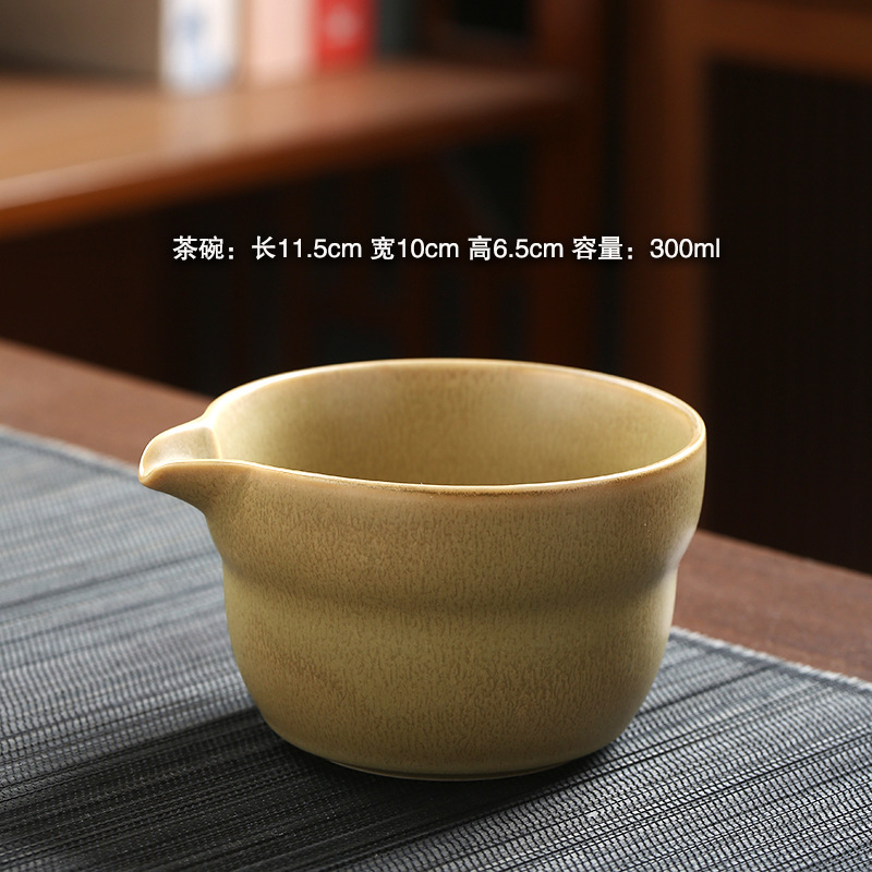 cuenco de matcha amarillo