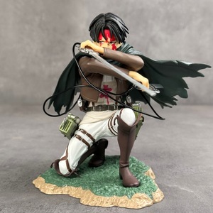 Modello Scenico in PVC di Levi Capitano, Edizione Speciale, con <span class=keywords><strong>Titan</strong></span> Attacco dei Giganti Danneggiato in Battaglia, Accovacciato e Insanguinato in Posizione di Stand-Off - Product Image 2