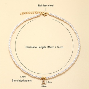Collar de cadena con colgante de letra inicial de acero inoxidable chapado en oro de alta calidad, resistente al agua, con 26 letras iniciales y cadena de perlas. - Product Image 4
