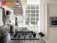 Idée de design de cuisine moderne avec des meubles intelligents, y compris des armoires et des placards, des comptoirs stratifiés, des ensembles de menuiseries de cuisine