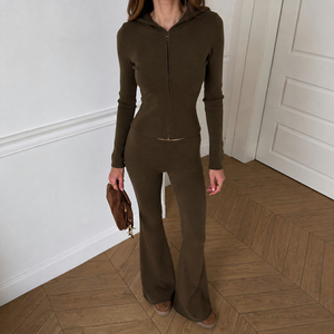 Ensemble décontracté pour femme : sweat à capuche zippé à manches longues en maille côtelée unie et pantalon évasé moulant - Product Image 1