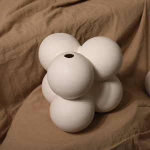Wholesale Creative Nordic Design Tabletop White Modern <strong>Flower</strong> <strong>Vases</strong> Unique Balloon Shape Art Ceramic <strong>Vase</strong> for Home Decor - Product Image 5