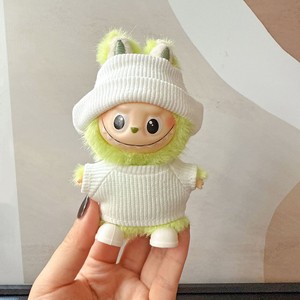 Lindo muñeco de peluche verde con gorro de punto blanco y suéter, juguete de peluche versión Q, unisex, de 8 a 13 años - Product Image 1