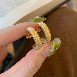 Orecchini a perno con trifoglio e perle, in stile retrò francese, con finitura spazzolata e diamanti, set di gioielli pesanti - Product Image 1