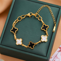 Gelang Baja Tahan Karat Berbentuk Bunga Empat Daun Hitam Putih yang Elegan, Desain Bertema Hutan yang Manis dan Unik untuk Wanita