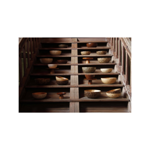 Tazón para servir de madera de acacia ecológica, con hermoso incrustado de cáscara de coco, apto para alimentos y con medidas de 30x25 cm. - Product Image 1