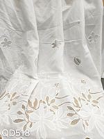 Tissu en dentelle blanche en coton ajouré à motifs floraux et bord festonné pour chemisiers et robes, vente en gros au mètre, en stock