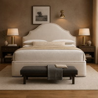 Lit moderne Queen/King avec cadre en bois artisanal, tête de lit serpentine en tissu Portman, capitonné avec clous décoratifs, haut de gamme et robuste