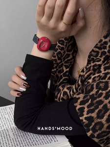 นาฬิกาผู้หญิงมีสไตล์ใหม่ หน้าปัดแอปเปิ้ลสีแดง ผ้ายีนส์สีน้ำเงิน สวยงาม น่ารัก นาฬิกาคุณภาพระดับพรีเมียม - Product Image 4