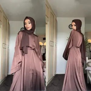 Nieuwste Groothandel Islamitische Kleding Bescheiden Dubai Luxueuze Effen Kleur Satijnen Zijden Gewaad Moslim Vrouwen Meisje Jurk Hijab Abaya 2023